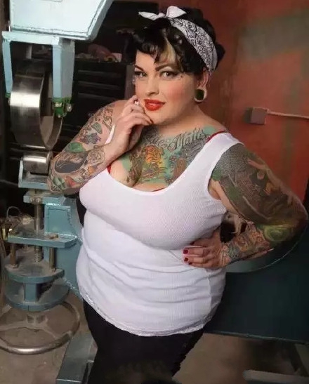 女性胖子纹身--一组欧美自信的胖女人纹身图片欣赏