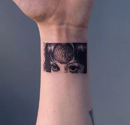 方框小黑纹身图--几何图形方框里的小黑色纹身图案