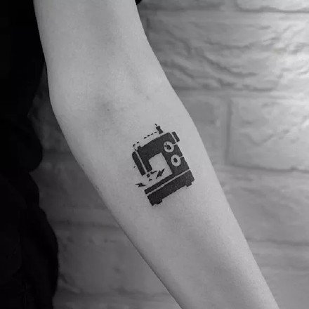 方框小黑纹身图--几何图形方框里的小黑色纹身图案