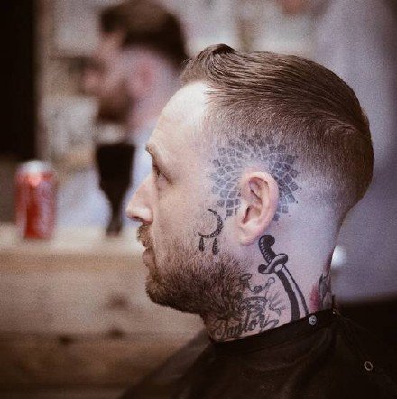 发间纹身--男性头部帅气的发间纹身图案欣赏