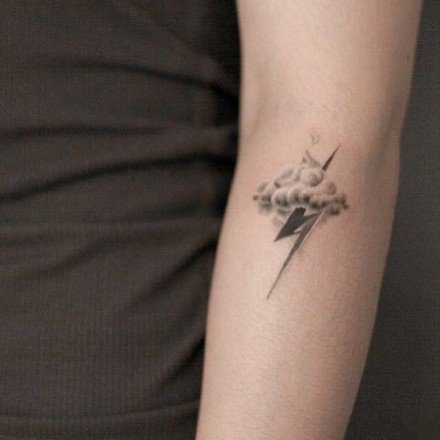 一组关于闪电的相关纹身图案作品欣赏