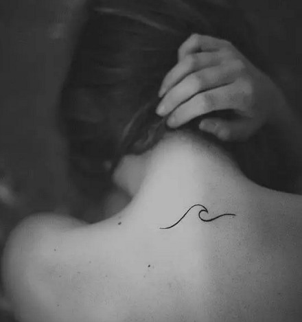 后颈部纹身小图--9张女生脖子后颈处的简约纹身图案