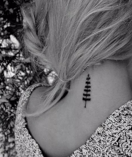 后颈部纹身小图--9张女生脖子后颈处的简约纹身图案