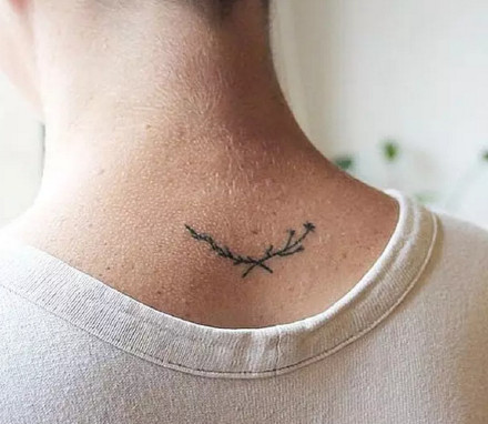 后颈部纹身小图--9张女生脖子后颈处的简约纹身图案