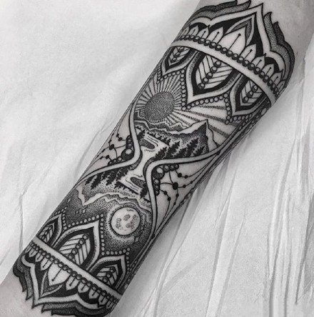 手臂上的黑图腾花臂纹身图案作品欣赏