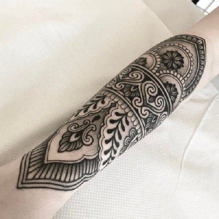 手臂上的黑图腾花臂纹身图案作品欣赏