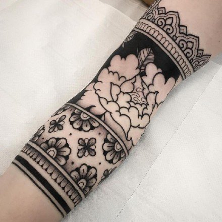 手臂上的黑图腾花臂纹身图案作品欣赏