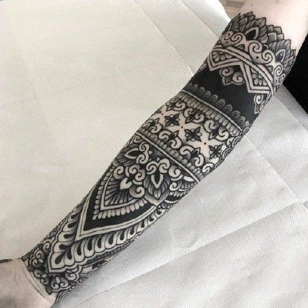 手臂上的黑图腾花臂纹身图案作品欣赏