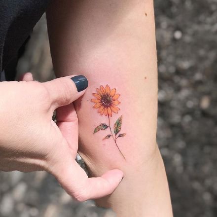 适合女生的13张小清新花朵唯美纹身图案作品