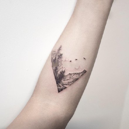 一组简约的小树纹身图案9张