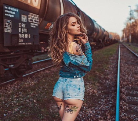 一组欧美性感的长发纹身美女图片欣赏