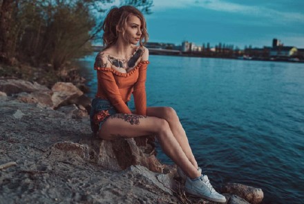 一组欧美性感的长发纹身美女图片欣赏