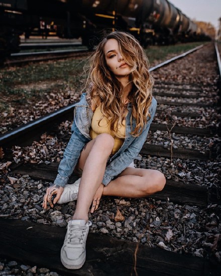 一组欧美性感的长发纹身美女图片欣赏