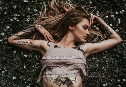 一组欧美性感的长发纹身美女图片欣赏