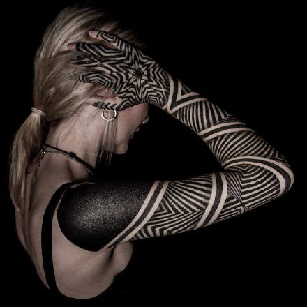 经典的点刺图腾风格的几张黑灰纹身图案