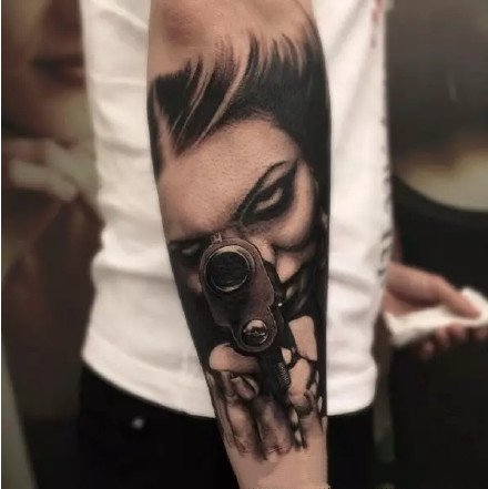 9张和手枪主题相关的纹身图案作品和手稿图片