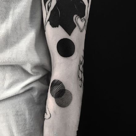 几张不错的抽象风格的几何点刺纹身图案