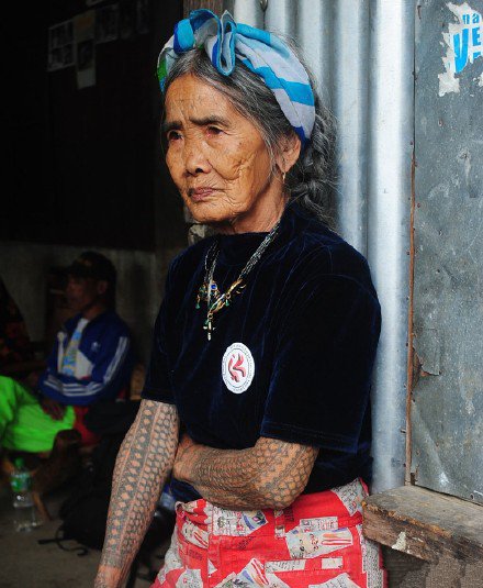 菲律宾101岁纹身艺术家奶奶whangod