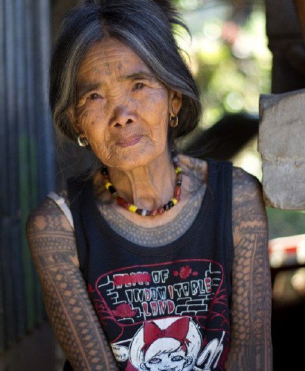 菲律宾101岁纹身艺术家奶奶whangod