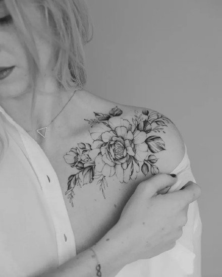 素花纹身--15张适合女性的性感又漂亮的素花纹身图案