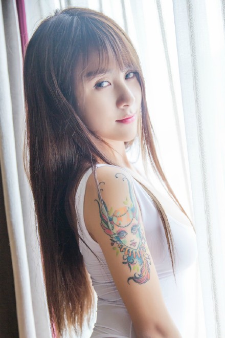 一组国内的漂亮长发纹身美女套图图片