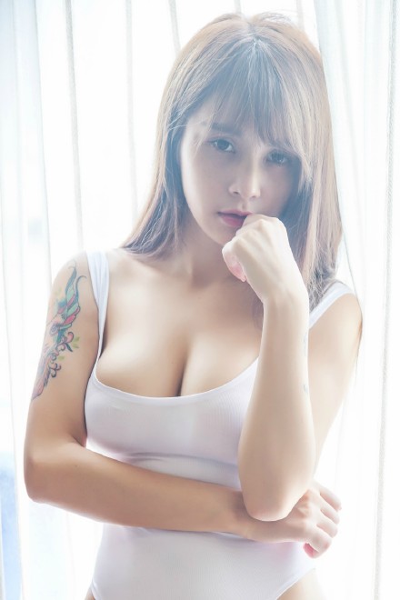 一组国内的漂亮长发纹身美女套图图片