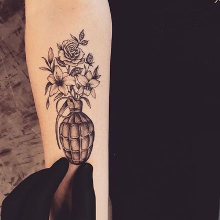 小手臂上的一组漂亮黑灰点刺纹身图案作品