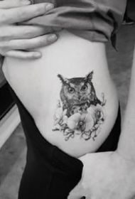 一组偏写实风格的黑色精致小图纹身图案作品