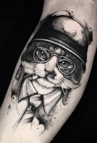 一组手臂上的黑灰点刺纹身图案作品