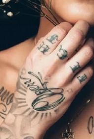 9张手背上的创意纹身图案作品欣赏