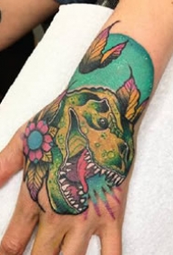 手背上的newschool纹身图案6张