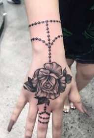 手背上一组炫酷的手背纹身图案作品欣赏