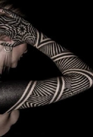 经典的点刺图腾风格的几张黑灰纹身图案