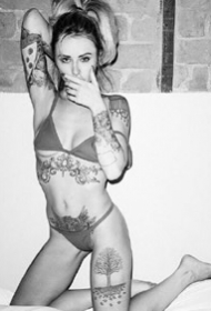一组欧美纹身美女的黑白摄影图片欣赏