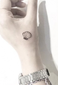 女生手腕处的超简约小巧纹身图案欣赏