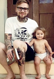 一组国外纹身父亲和孩子的亲密摄影作品图片缩略频道推荐图