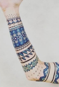 清新的蓝色图腾花纹身图案--很有异域风情