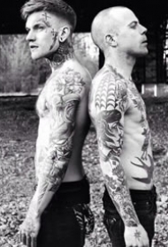 可以当头像和壁纸的两个国外黑白欧美纹身帅哥图片