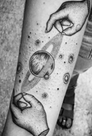 9张纯黑色胳膊上的个性星球主题的纹身图片缩略频道推荐图