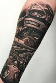 一组机车爱好者喜欢的赛车主题纹身图案作品