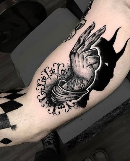 手和影子相组合的创意手影纹身图案图片