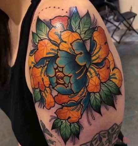 红绿搭配的颜色绚丽的花卉纹身图案作品