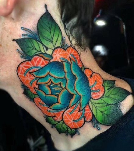 红绿搭配的颜色绚丽的花卉纹身图案作品