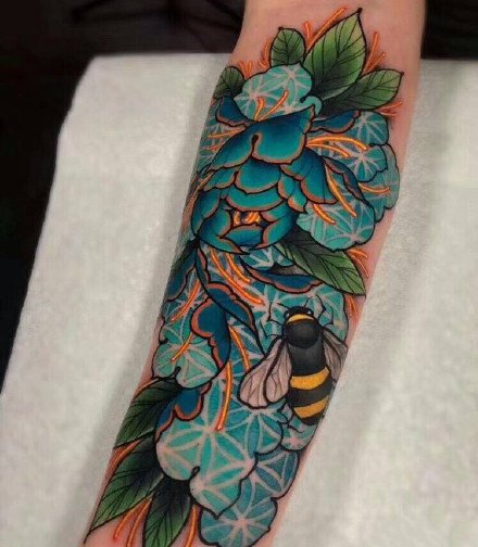 红绿搭配的颜色绚丽的花卉纹身图案作品