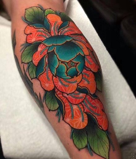 红绿搭配的颜色绚丽的花卉纹身图案作品