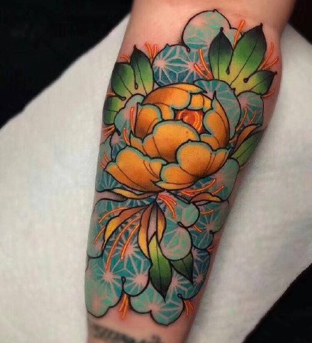 红绿搭配的颜色绚丽的花卉纹身图案作品