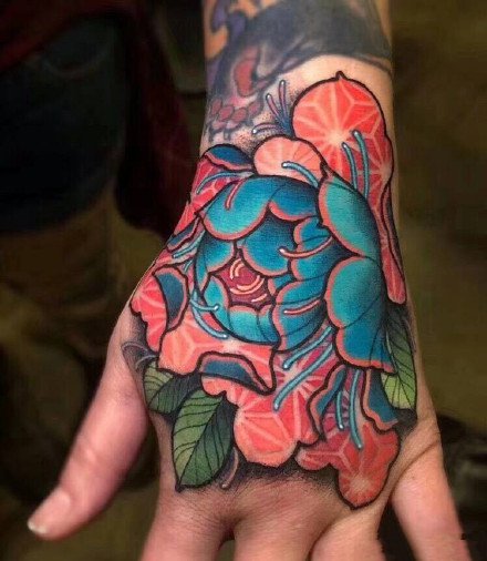 红绿搭配的颜色绚丽的花卉纹身图案作品