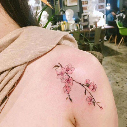 适合女生的红色简约小清新花花纹身图案