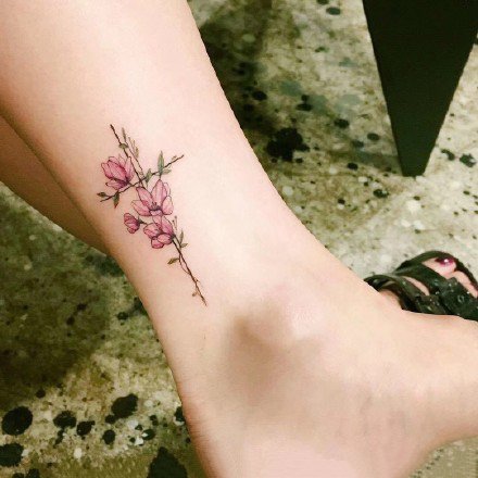 适合女生的红色简约小清新花花纹身图案