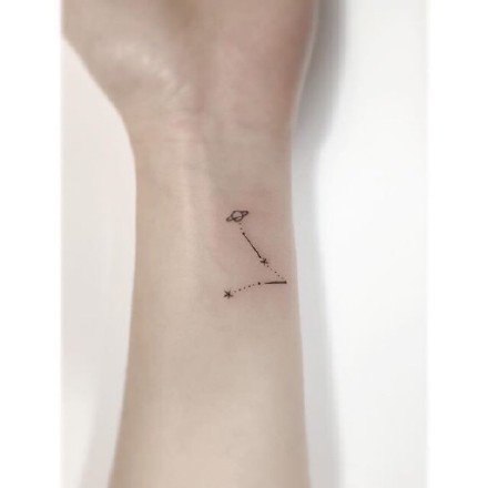 手腕上超简单的一组小纹身图案作品
